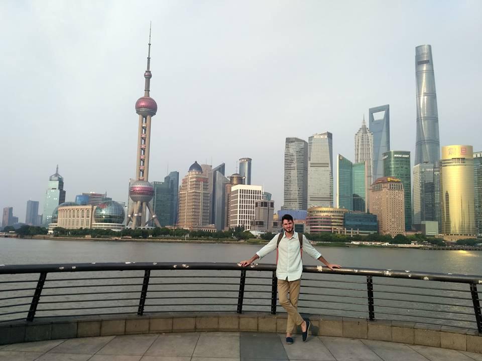 Странности китайцев: дети на поводках, таксисты за решеткой и милостыня по QR-коду