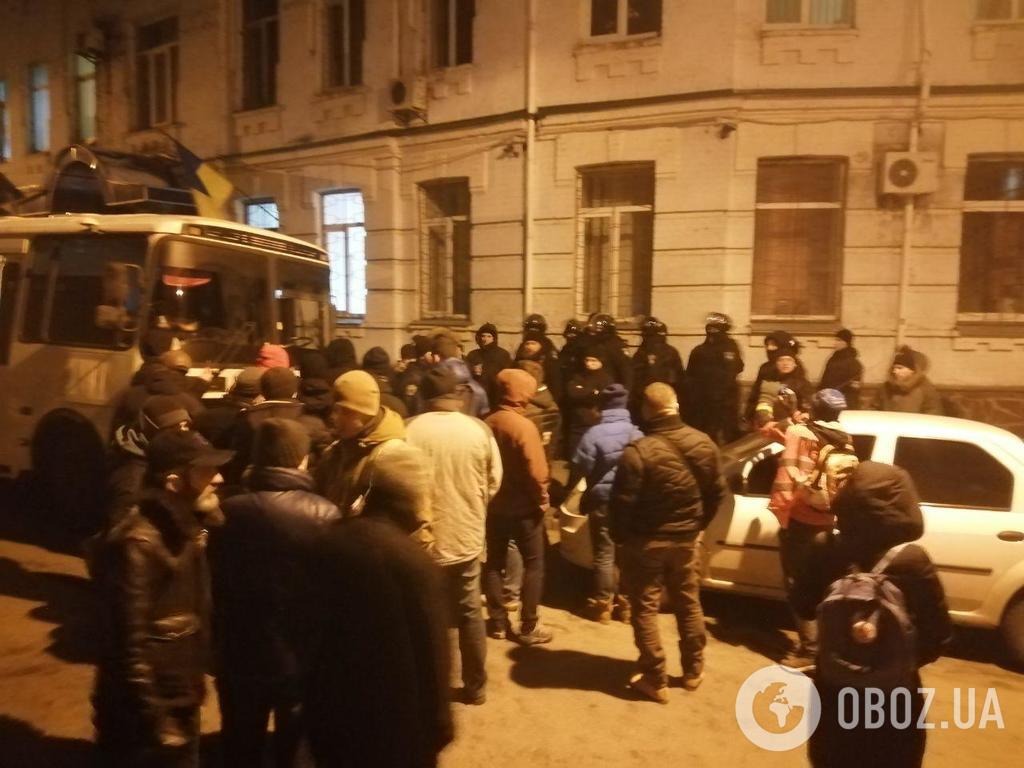 В Киеве возле управления полиции произошла новая потасовка: эксклюзивное видео