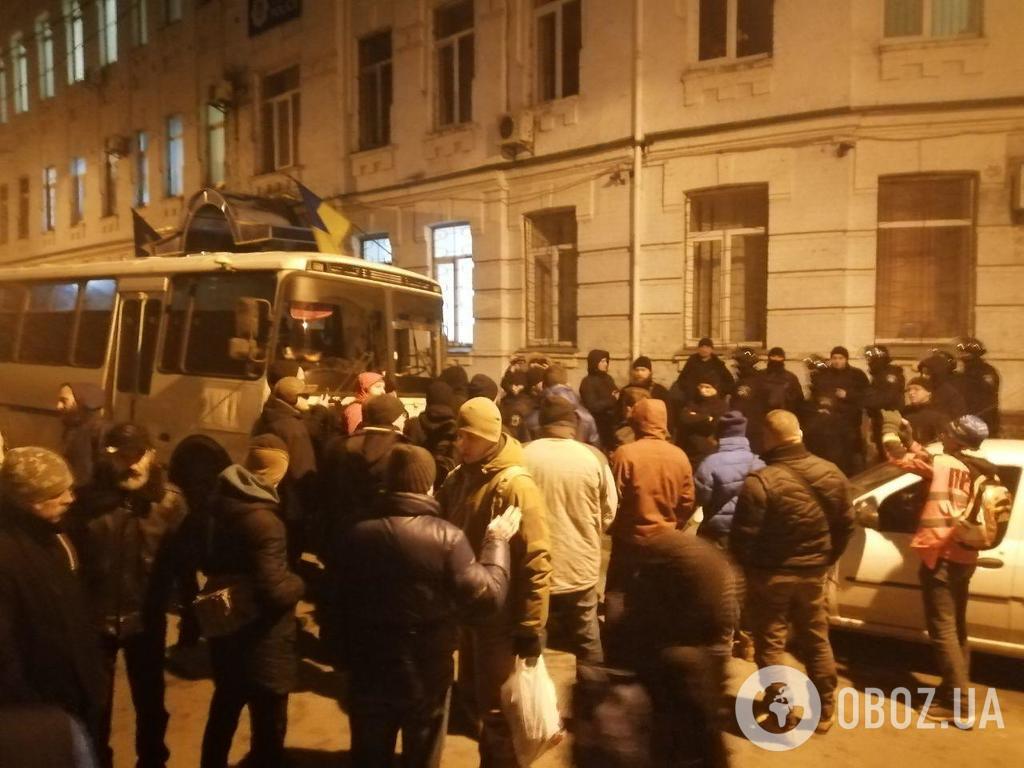 В Киеве возле управления полиции произошла новая потасовка: эксклюзивное видео