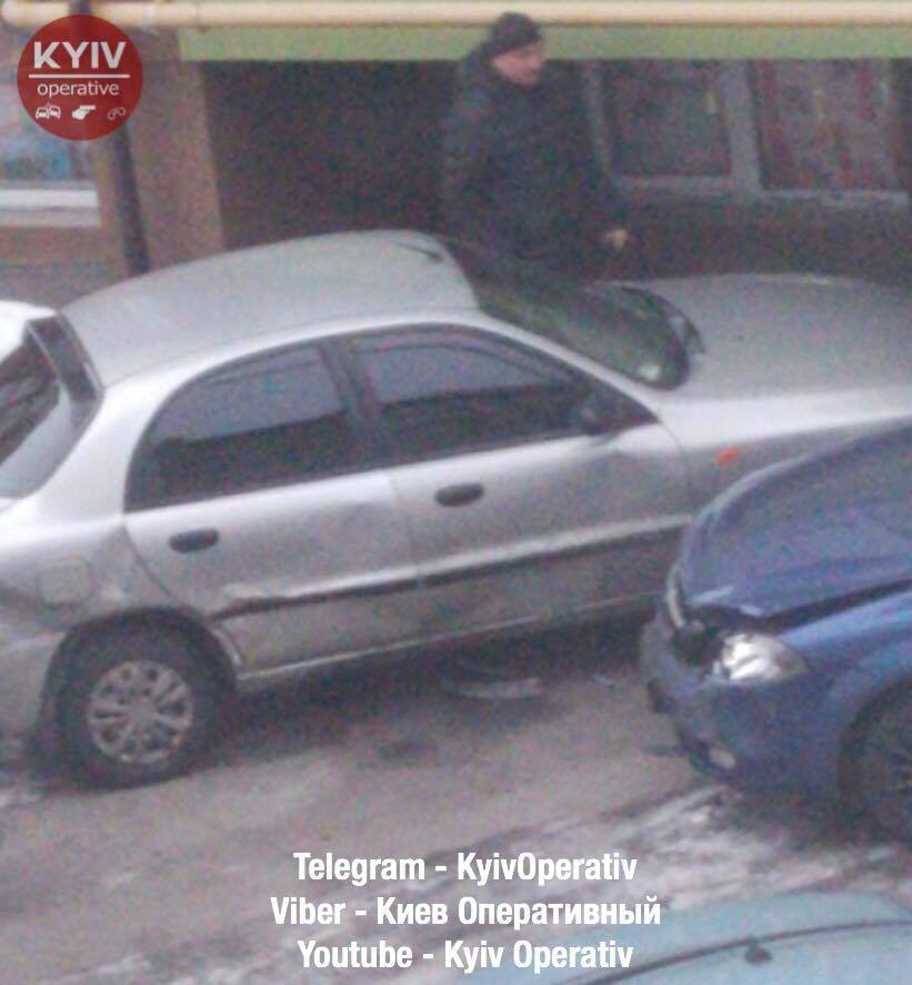 Девушка неудачно припарковалась в Киеве