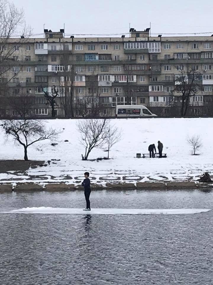 Плыл на льдине без куртки: в Киеве спасли замерзающего ребенка. Фото и видео