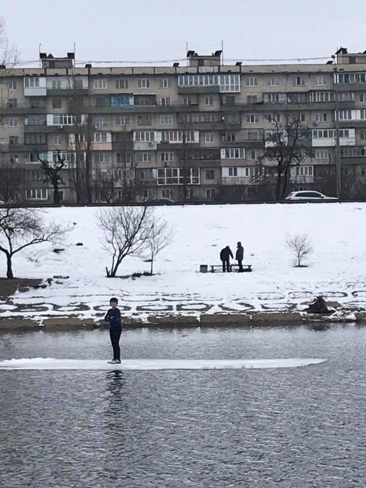 Плыл на льдине без куртки: в Киеве спасли замерзающего ребенка. Фото и видео