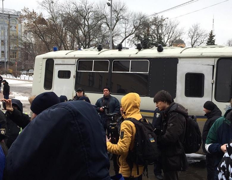 В Киеве штурмовали полицию: трое раненых. Фото и видеофакт