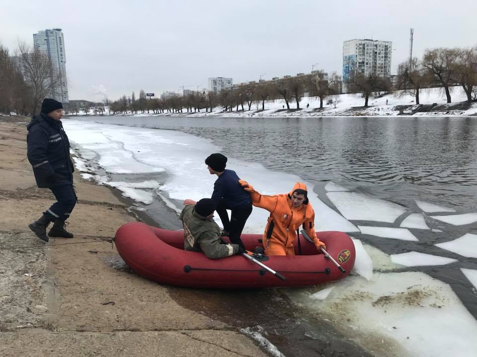 Плыл на льдине без куртки: в Киеве спасли замерзающего ребенка. Фото и видео