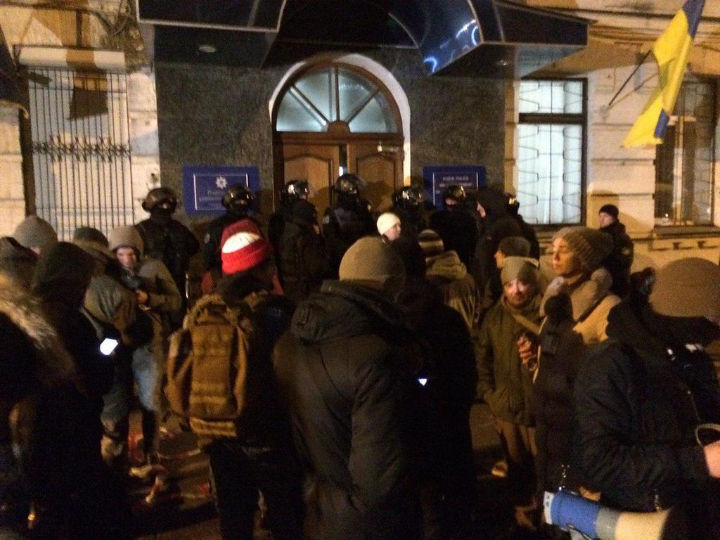 У Києві штурмували поліцію: троє поранених. Фото і відео