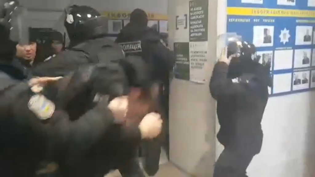 ''Это 2019 год, а не 2013'': жесткая стычка радикалов с полицией в Киеве шокировала сеть. Видео