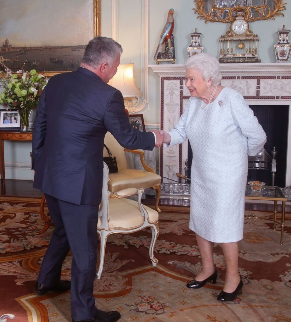 Рука вся посиніла: королева Єлизавета налякала британців хворобливим видом