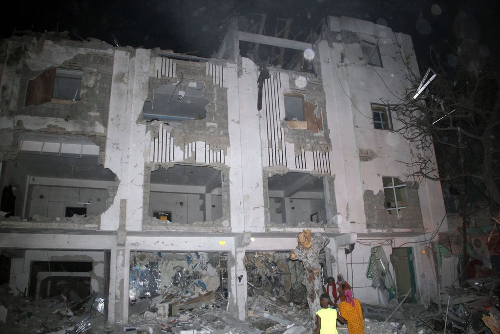 В столице Сомали двойной теракт унес жизни 29 человек, 80 — ранены: фото и видео