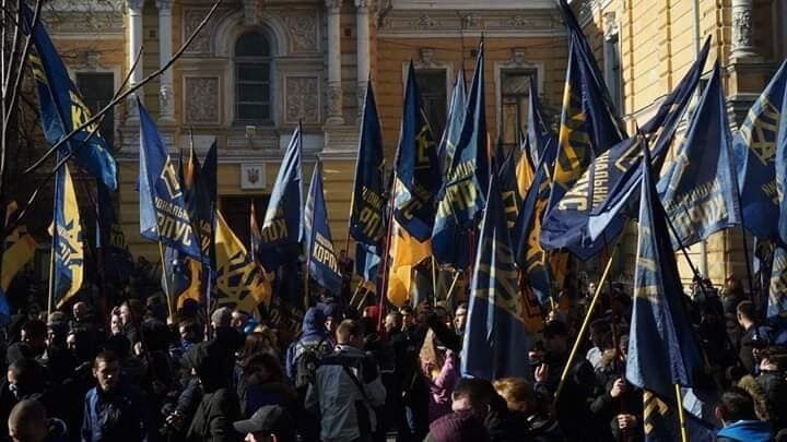 Нацкорпус и протесты: как Украину расшатывают перед выборами