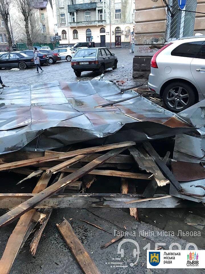 Львів спіткав потужний ураган: перші фото негоди