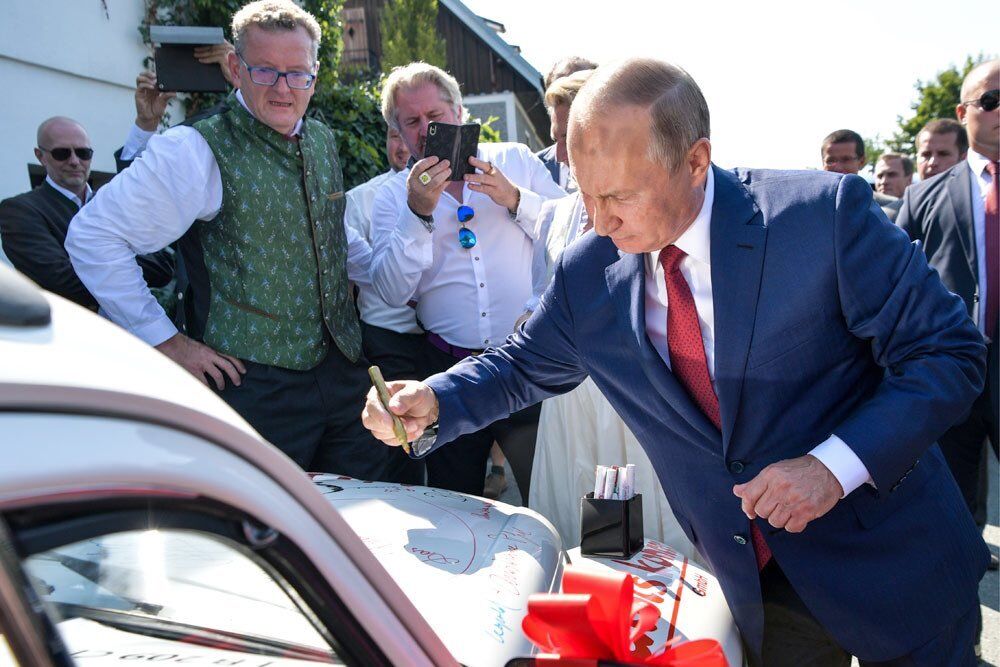 "Протектор отпечатался?" Фото Путина с "буквами" на лбу озадачило сеть