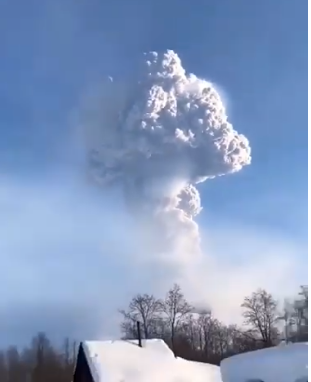  Столбы пепла в несколько километров: в России "проснулся" мощный вулкан