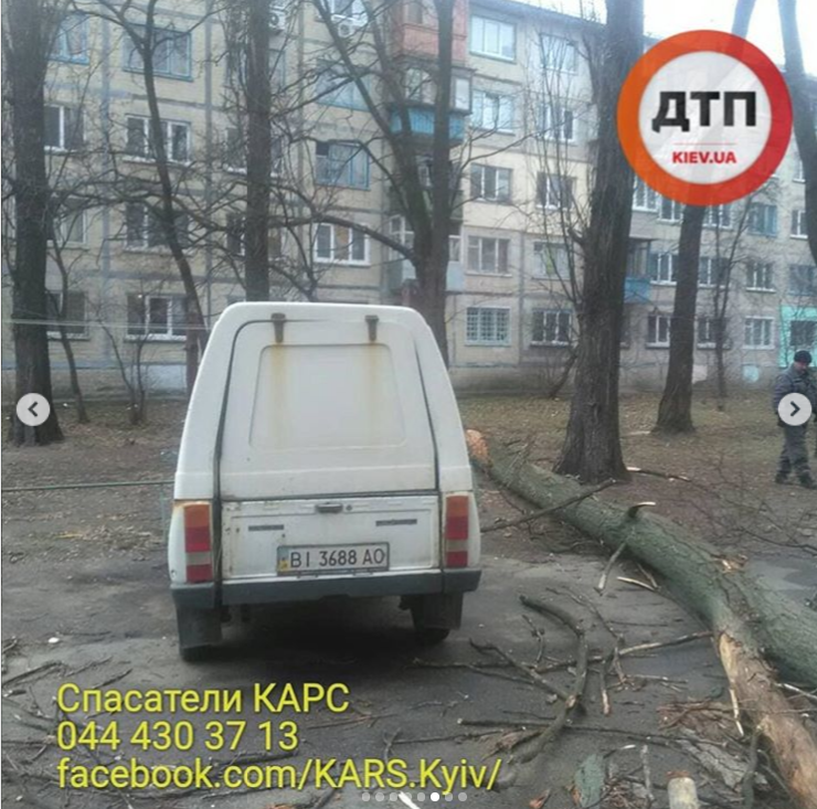 Падали дерева, зривало конструкції: Київ накрив потужний ураган. Моторошні фото наслідків