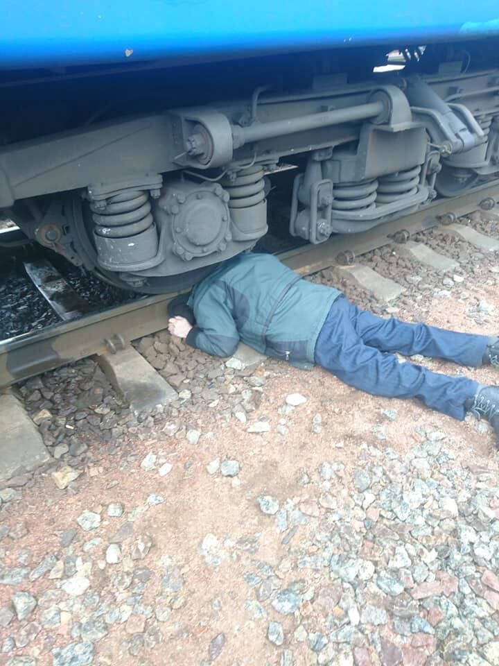 У Києві потяг відірвав голову чоловікові: подробиці і фото 18+