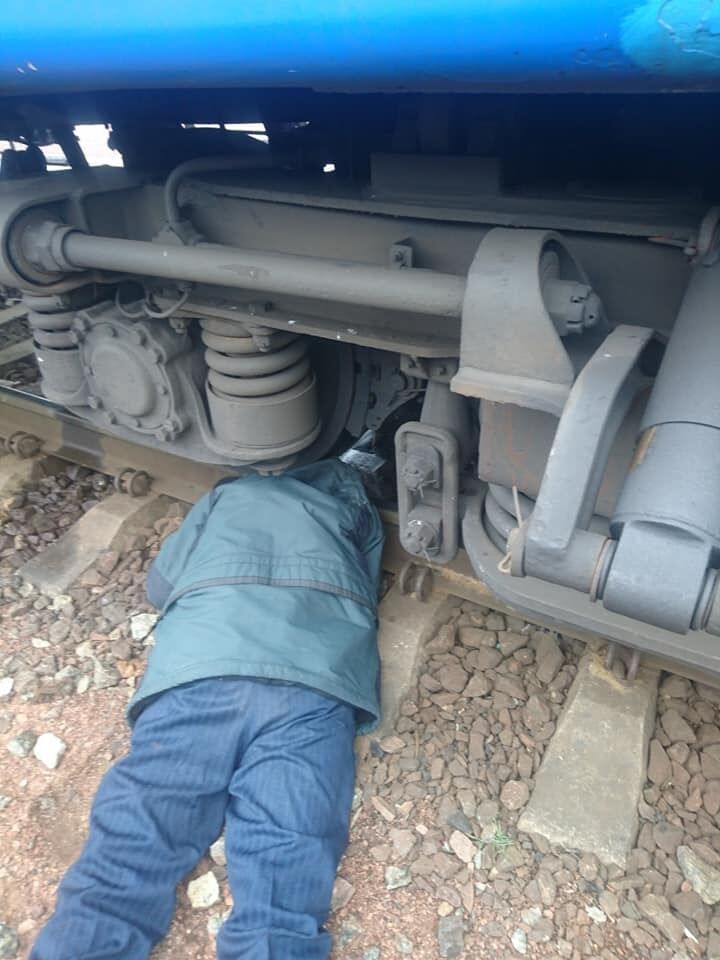  В Киеве поезд оторвал голову мужчине: подробности и фото 18+