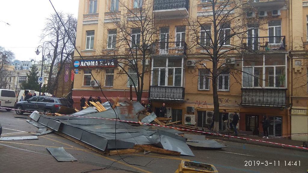 У Києві ураган зламав дерева і зніс дахи: є постраждалі