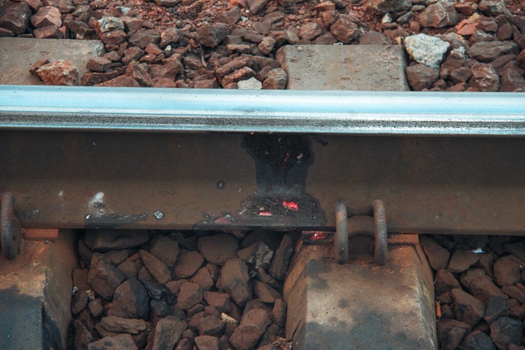  В Киеве поезд оторвал голову мужчине: подробности и фото 18+