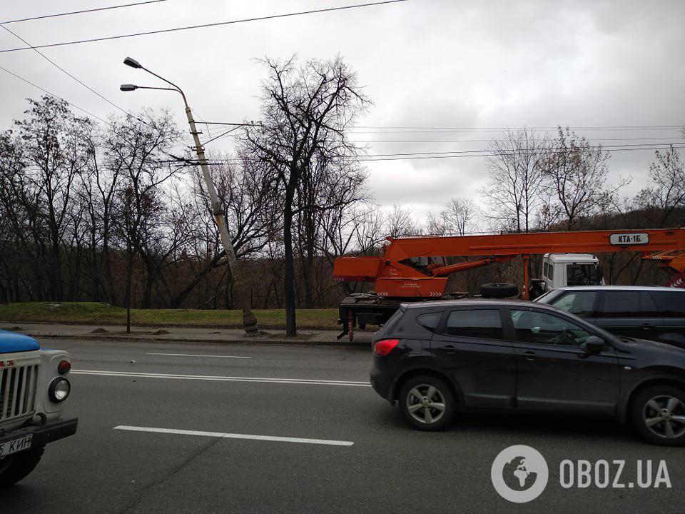 Ветром вырвало столб