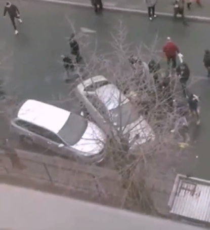"Стадо баранів": у Києві натовп влаштував "тетріс" із автомобілями