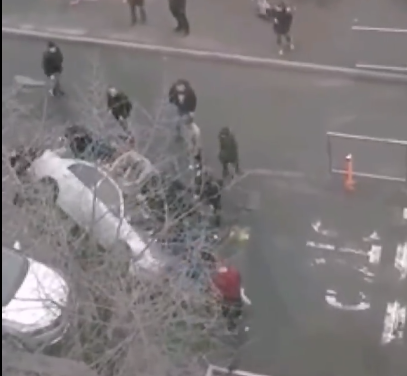 "Стадо баранів": у Києві натовп влаштував "тетріс" із автомобілями