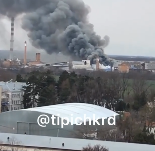 У Краснодарі спалахнула масштабна пожежа на складі з папером: перші фото і відео