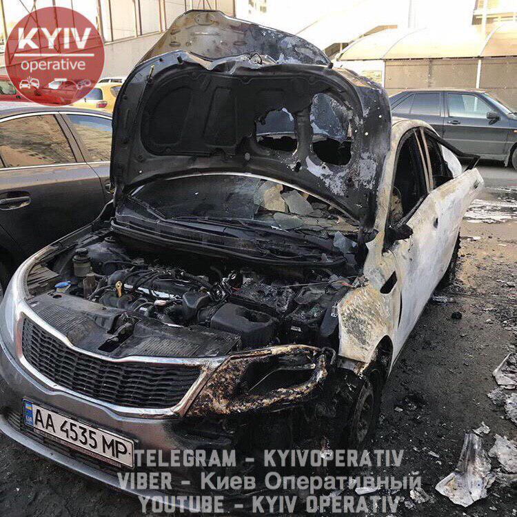У Києві рвонуло припарковане біля будинку авто: фото і відео НП