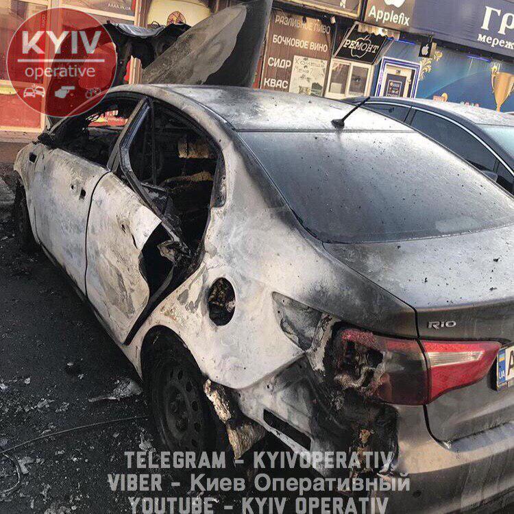 У Києві рвонуло припарковане біля будинку авто: фото і відео НП