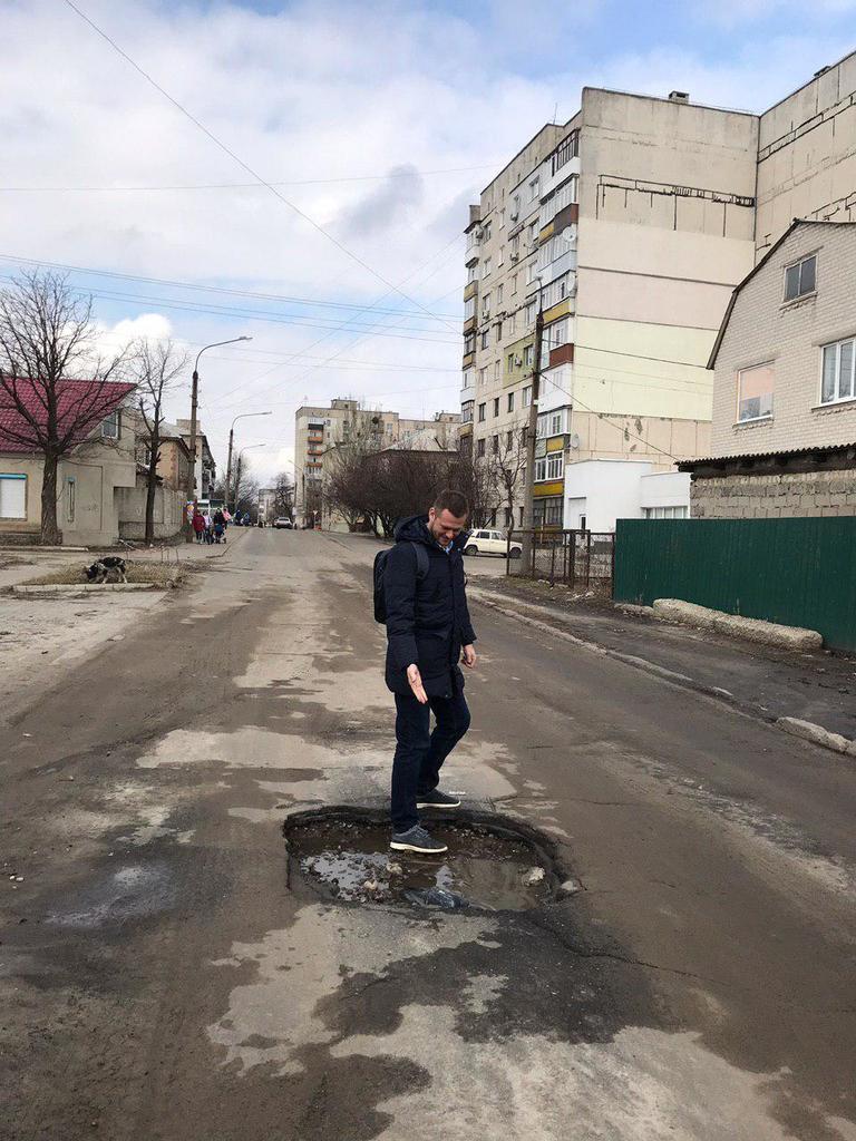 "Величезні діри": блогер показав жахи з дорогами на Донбасі