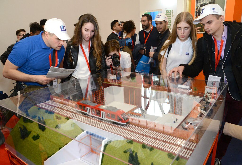 Плитка с травой и дома из риса: украинские студенты побывали на крупнейшей архитектурной выставке в Милане