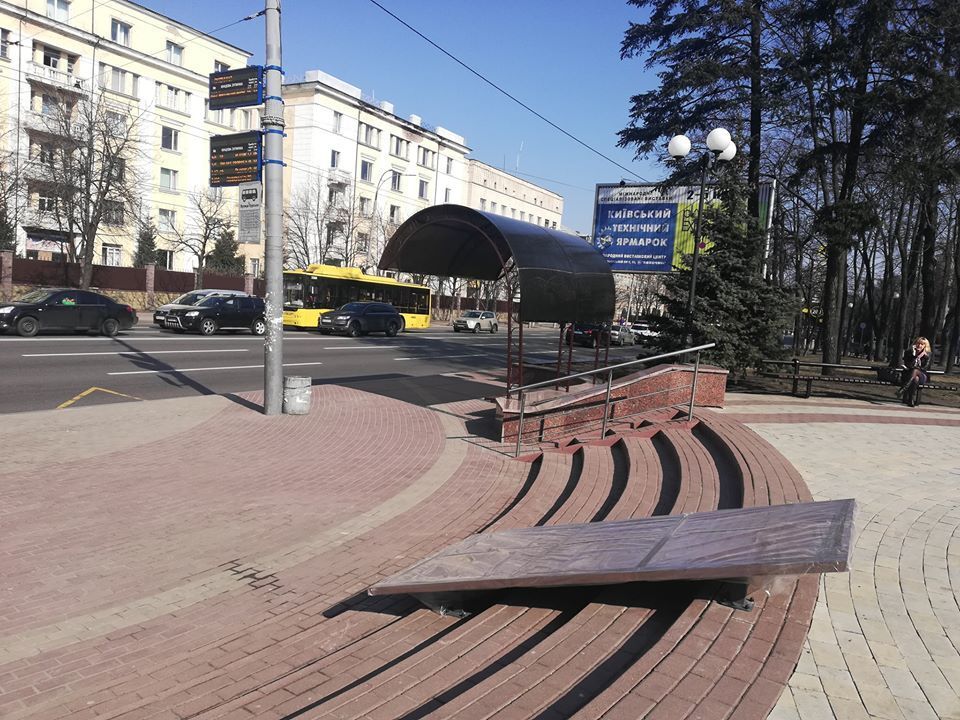 "Это треш": в Киеве установили странный памятник Немцову