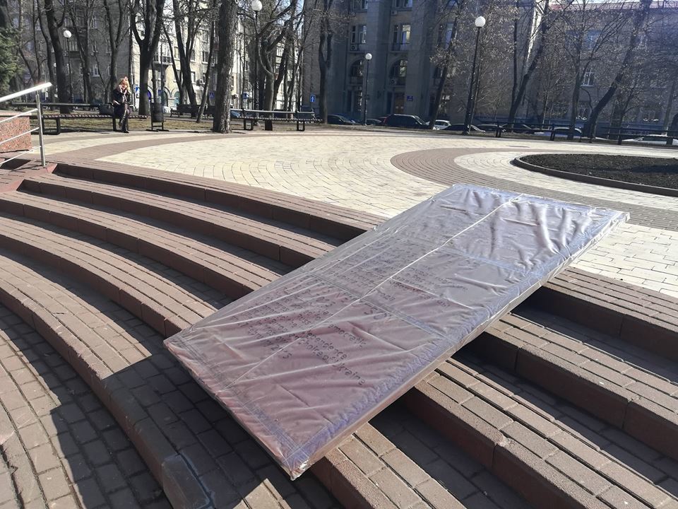 "Це треш": у Києві встановили дивний пам'ятник Нємцову