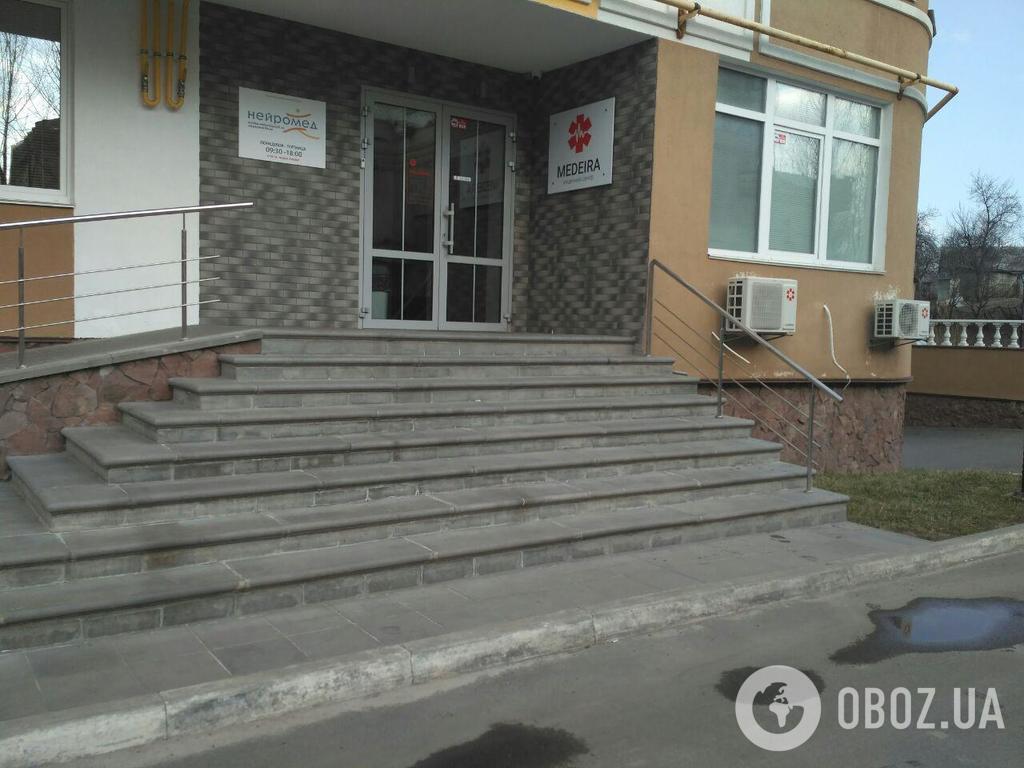 Врача атаковали на ступеньках больницы в Киеве
