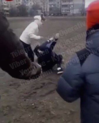 В Киеве побили школьницу