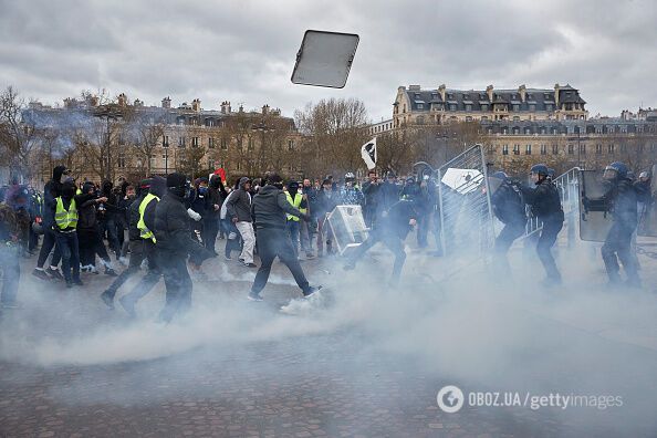 Париж в огне: Францию потрясли мощные протесты