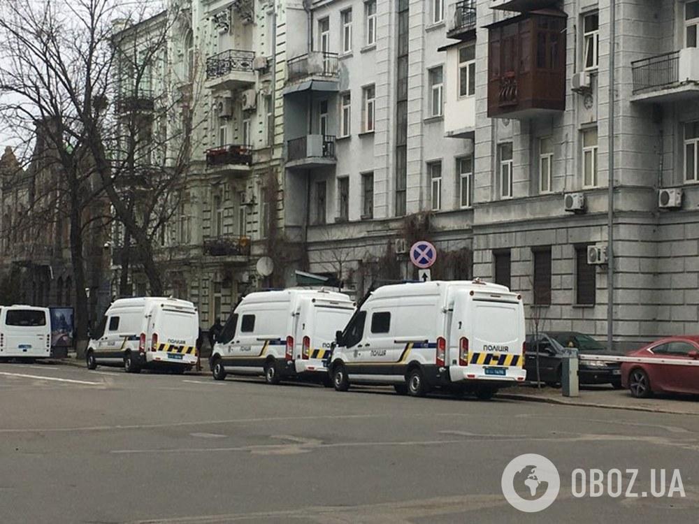 У центр Києва стягнули тисячі поліцейських і бронетехніку: що відбувається