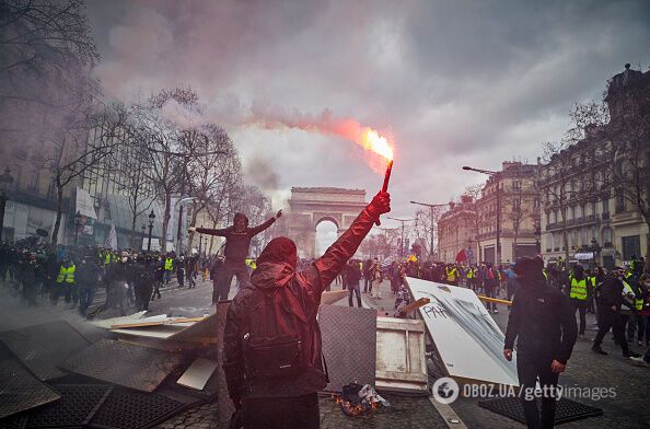 Париж в огне: Францию потрясли мощные протесты