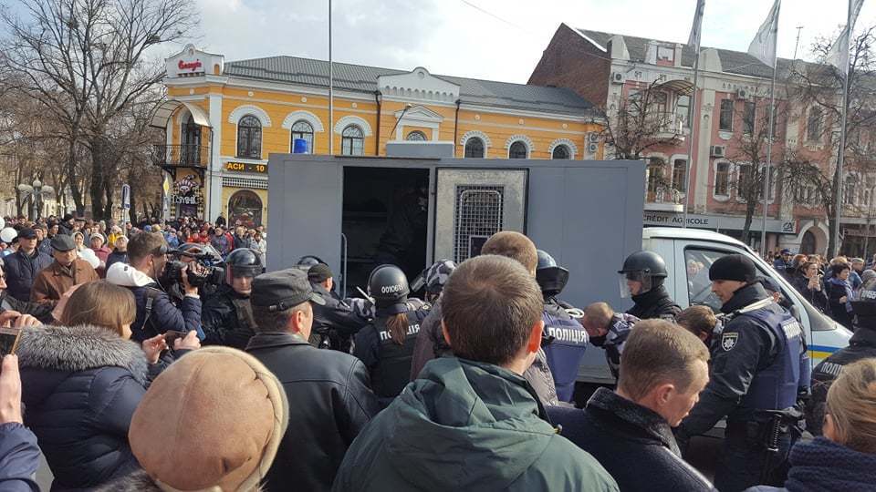 В Полтаве Нацкорпус подрался с полицией: появилось видео 