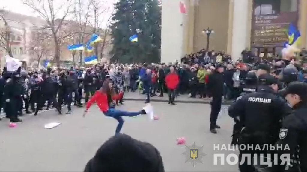 В Полтаве Нацкорпус подрался с полицией: появилось видео 