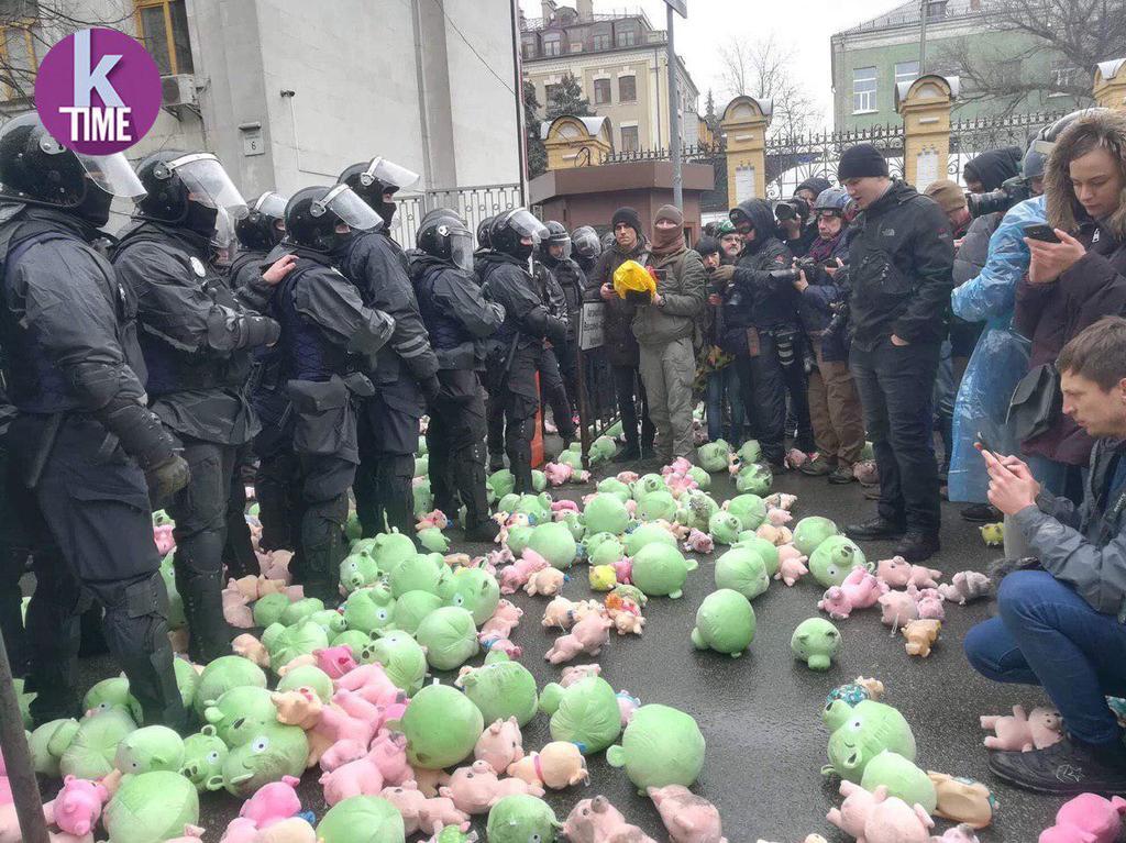 Радикали із "Нацкорпусу" закидали поліцейських свинями: фото і відео з місця подій