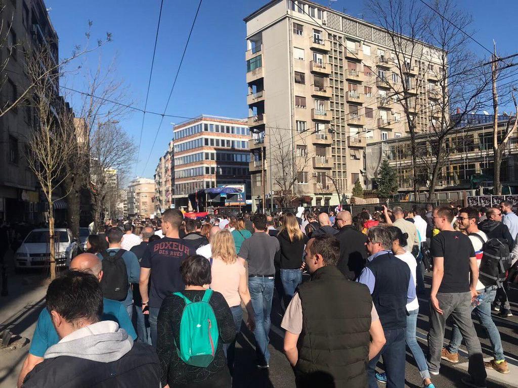 В ход пошли бензопилы: в Сербии вспыхнули массовые протесты против друга Путина