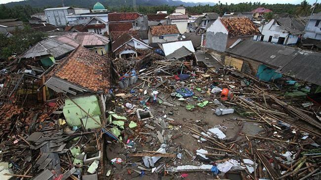 "Большая вода" поглотила десятки человек в Индонезии: фото и видео страшной стихии