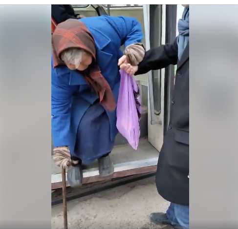 "Дурно пахла": водитель на Днепропетровщине выгнал женщину из трамвая и нарвался на гнев сети