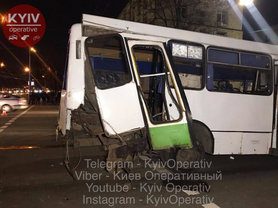 Пролетів 160 км/год на червоний: у Києві трапилася масштабна ДТП з трьома авто й автобусом