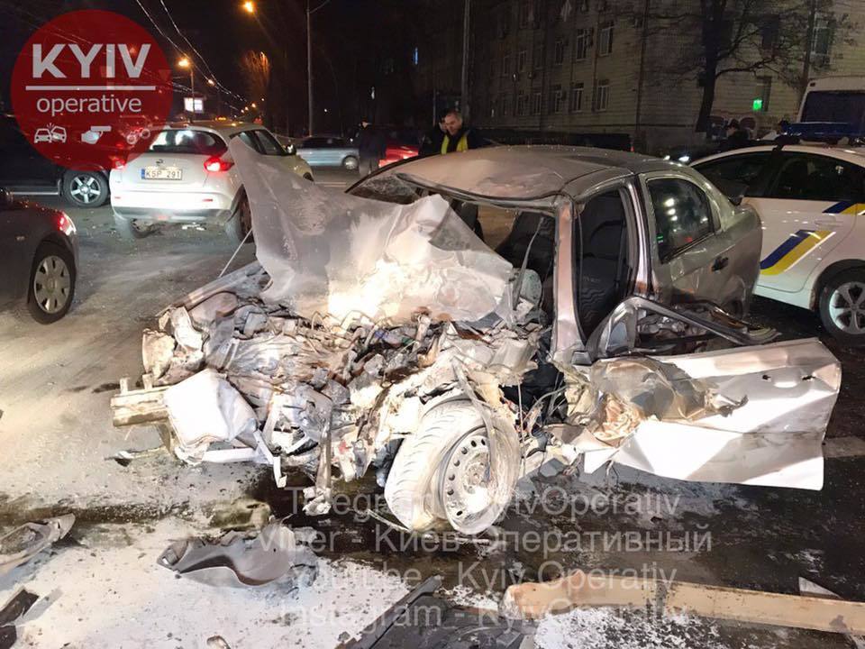 Пролетел 160 км/ч на красный: в Киеве произошло масштабное ДТП с тремя авто и автобусом