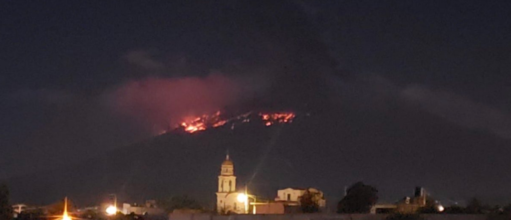 Викинув хмари попелу і газу: в Мексиці прокинувся найбільший вулкан