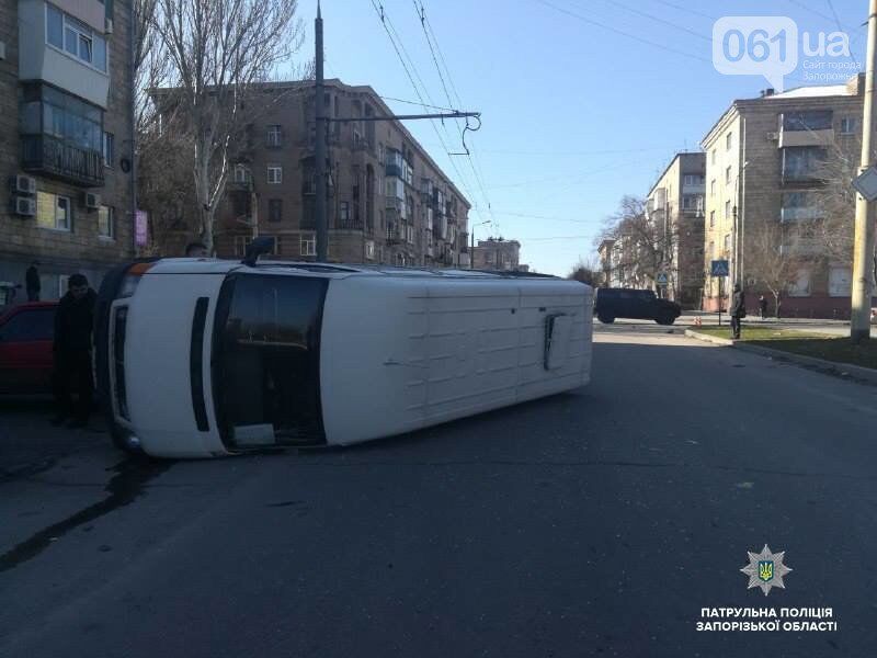 В Запорожье из-за столкновения с “Хаммером” маршрутка с пассажирами перевернулась и повредила две легковушки