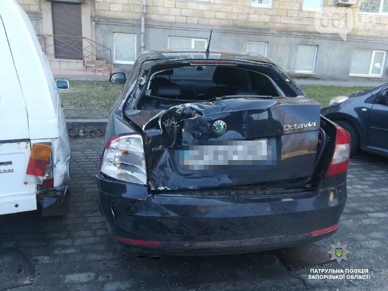 В Запорожье из-за столкновения с “Хаммером” маршрутка с пассажирами перевернулась и повредила две легковушки