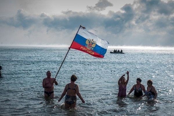 "За персик вдавляться": місцеві жителі розповіли правду про росіян у Криму