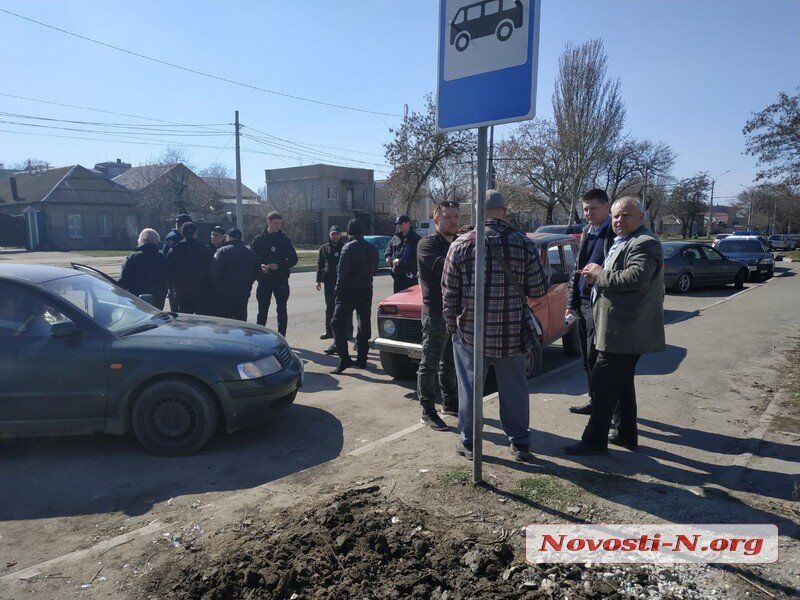 "Ты клоун?" В Николаеве полиция подралась с "евробляхерами": появилось видео