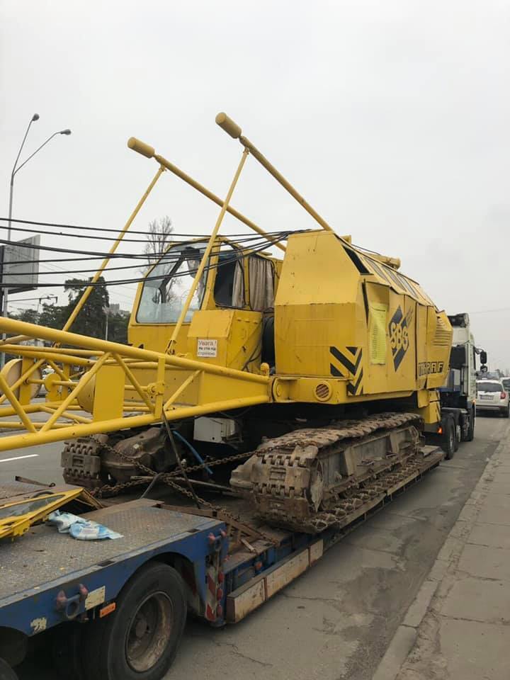У Києві вантажівка пошкодила міст